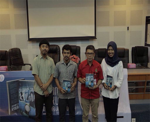 Hasil Pengaderan Kosmik, Mahasiswa Ilmu Komunikasi Unhas Angkatan 2016 Launching Buku “Di Luar Jam Kuliah”