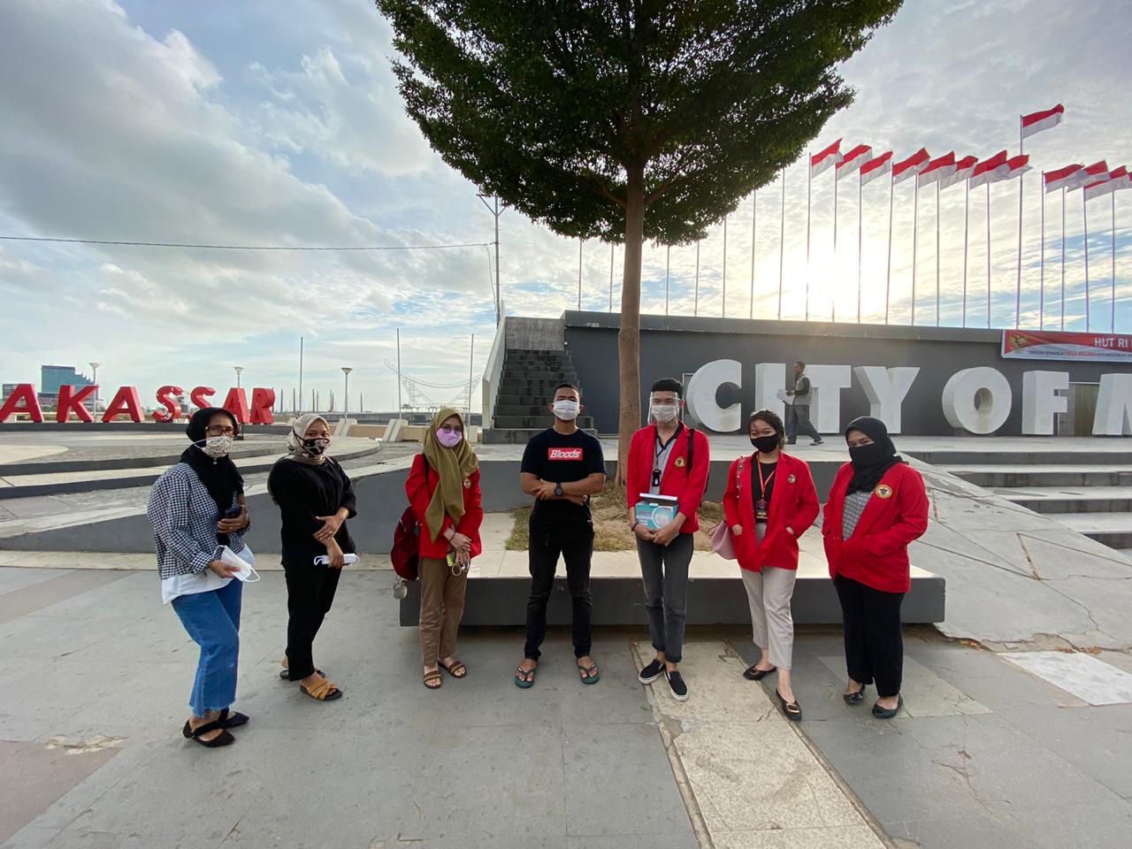 KKN Posko Tamalate 2 Bagikan Masker di Pantai Losari