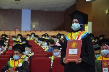 Wisudawan Unhas berdiri ketika disebutkan namanya pada Wisuda Periode II Tahun Ajaran 2020/2021 Tahap Pertama, di Baruga Andi Pangerang Pettarani, Selasa (17/11/2020) Foto : Santi Kartini/IDENTITAS