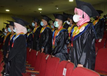 Wisudawan berdiri saat lagu Indonesia raya dinyanyikan di Baruga Andi Pangeran Pettarani, Kamis (6/5) : Foto Oktafialni Rumengan