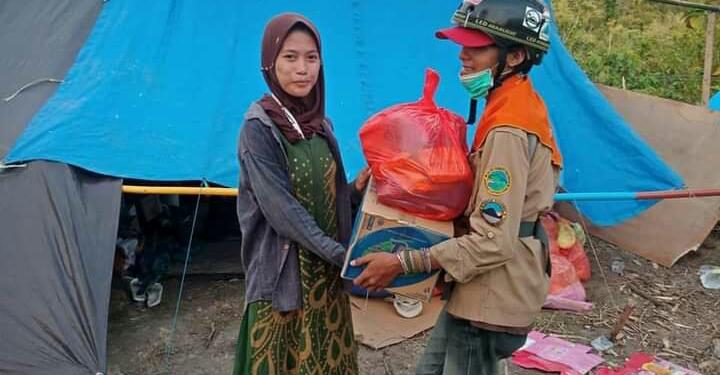 Andi Achmar Fadli M ketika membagikan bantuan di posko pengungsian