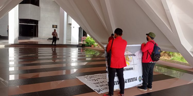 Dua Mahasiswa Gelar Aksi Tuntut SK Rektor