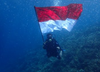 FDC Unhas Kibarkan Bendera Merah Putih di Bawah Laut