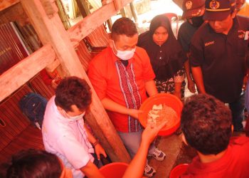 Tim Pengabdian Masyarakat Fapet Unhas Demonstarikan Budidaya Maggot