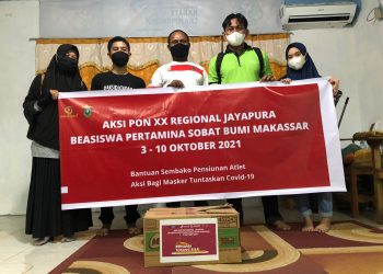 Penerima Beasiswa Sobat Bumi Unhas Beri Santunan ke Pensiunan Atlet