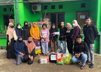 IMPS Unhas Bersama Mangguru Institute Bantu Korban Banjir di Soppeng