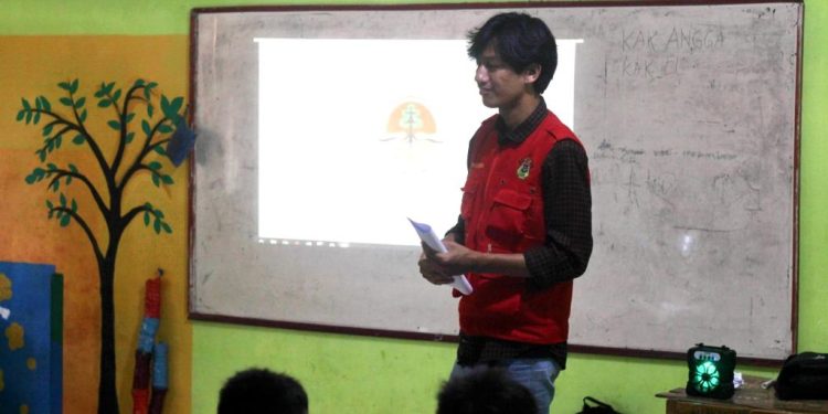 Mahasiswa KKN Unhas Ajak Siswa SD Peduli Lingkungan
