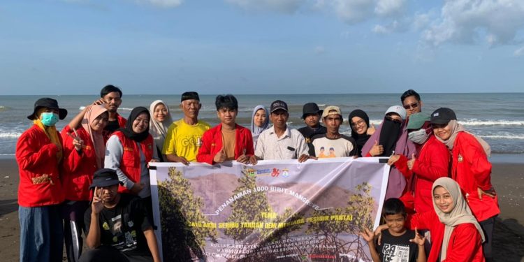 KKN 107 Takalar 14 Adakan Penanaman 1000 Bibit Mangrove