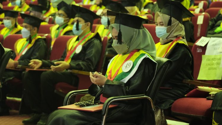 Potret Wisuda Unhas Periode III Februari 2022 - Identitas Unhas