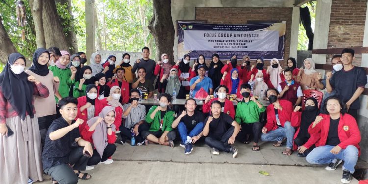 Ciptakan Pakan Komplit, Fapet Unhas Gelar Pelatihan Pembuatan Konsentrat