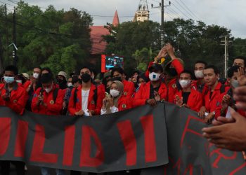 Gemuruh Aksi Mahasiswa Unhas Di Tengah Kepulan Asap