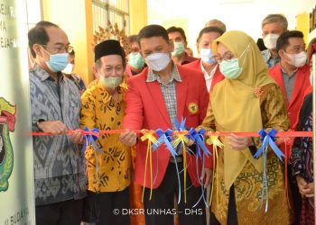 Prosesi-Pengguntingan-Pita-Oleh-Rektor-Unhas
