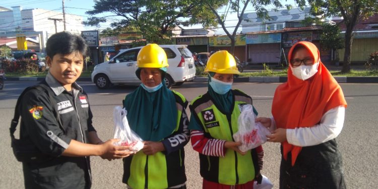 Prodi D-IV Agribisnis Peternakan Unhas Salurkan Bantuan Kepada Masyarakat Melalui Baksos