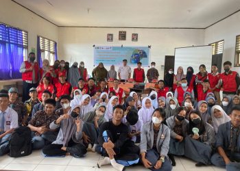 Peserta KKN Unhas Edukasi Pelajar SMA Terkait Pemanfaatan Sampah di Lingkup Sekolah
