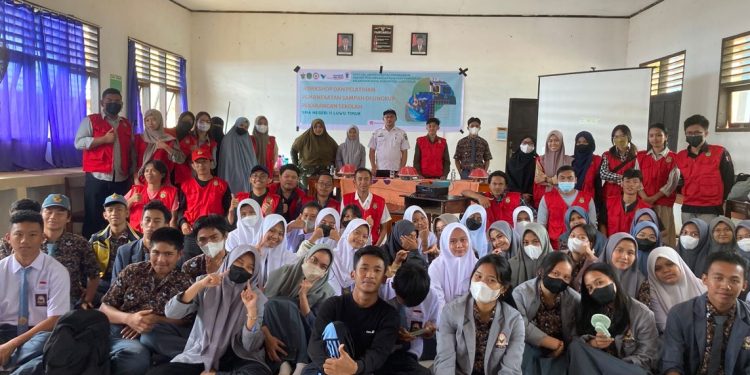 Peserta KKN Unhas Edukasi Pelajar SMA Terkait Pemanfaatan Sampah di Lingkup Sekolah
