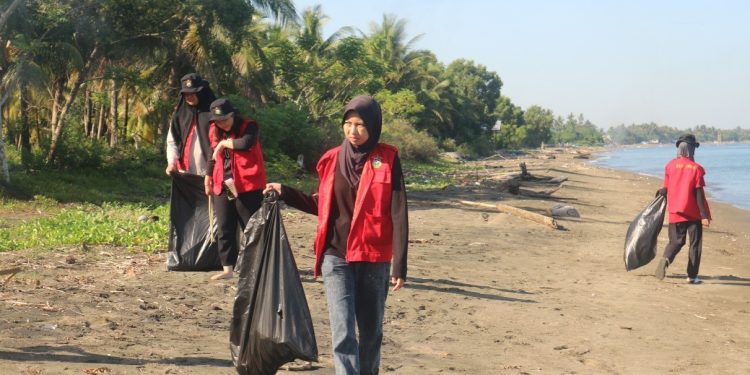 Mahasiswa Unhas Tanggulangi Pencemaran Lingkungan Pesisir Melalui Aksi Bersih Pantai