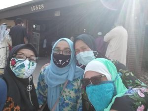 Sri, Balqis, aunty Siti dan Atikah (anaknya aunty Siti memakai kaca mata hitam)