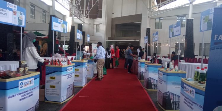 Pameran Inkubasi dalam Seminar Nasional PERSEPSI Komda Sulselbar