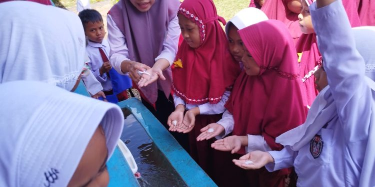 Hidup Bersih, Sehat, dan Semangat Belajar bersama Mahasiswa KKN PPM Unhas di SD Inpres Peo