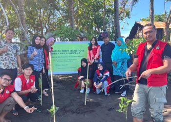 Mitigasi Abrasi Desa Pa’lalakkang, KKN Unhas Posko 1 Takalar 10 Lakukan Penanaman Mangrove