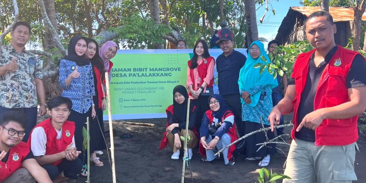 Mitigasi Abrasi Desa Pa’lalakkang, KKN Unhas Posko 1 Takalar 10 Lakukan Penanaman Mangrove