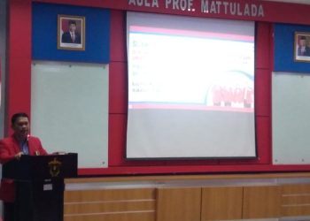 Dekan FIB UH, Prof Dr Akin Duli MA pada PKKMB FIB Unhas, Kamis (18/8).IDENTITAS/Davino