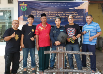 Dosen Teknik Perkapalan Unhas Laksanakan Alih Teknologi Lunas Baja pada Pengrajin Kapal Kayu