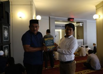 Unhas Berikan Kitab Tafsir Ibnu Katsir Kepada Musala Ummul Hassana