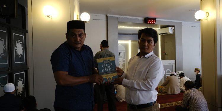 Unhas Berikan Kitab Tafsir Ibnu Katsir Kepada Musala Ummul Hassana
