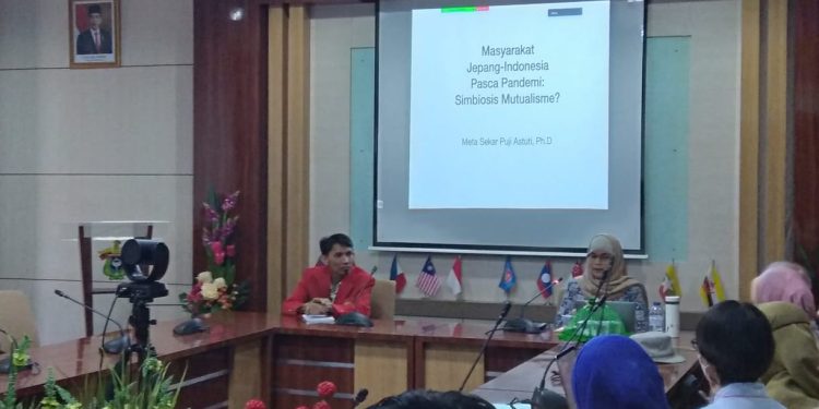 Ketua Departemen Sastra Jepang Paparkan Akibat Kemiskinan Jepang