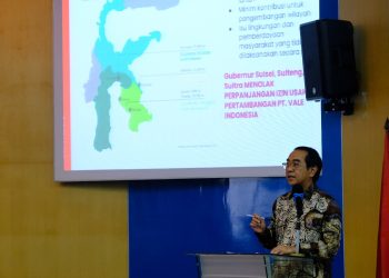 Rektor Unhas memberikan sambutan pada dialog publik yang bertempat di Ruang Senat LT2 Rektorat Unhas, Jumat (23/9).