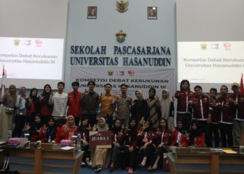 Foto bersama seluruh panitia KODEKERAS III dengan juara lomba pasca penutupan acara (02/10) Dokumentasi pribadi