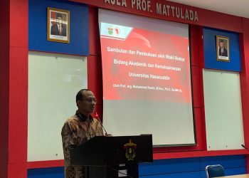 WR 1 Unhas, Prof drg Muhammad Ruslin Mkes Phd SpBM(K) berikan sambutan pada SLF Batch 1 Angkatan 2022, di Aula Prof Mattulada, Fakultas Ilmu Budaya, Sabtu (8/10). Dokumentasi panitia.