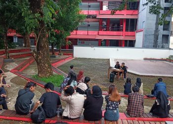 Serikat Mahasiswa FEB Unhas, mengadakan kegiatan Kiamat Diskusi Hari Jum'at, bertempat di depan Student Center FEB Unhas, Jum'at (14/10). IDENTITAS/Otto Aditia