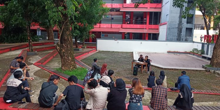 Serikat Mahasiswa FEB Unhas, mengadakan kegiatan Kiamat Diskusi Hari Jum'at, bertempat di depan Student Center FEB Unhas, Jum'at (14/10). IDENTITAS/Otto Aditia