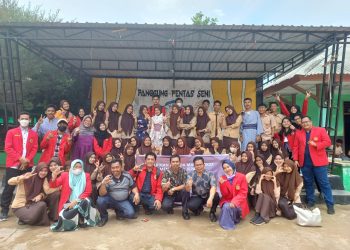 Foto bersama dalam kegiatan pengabdian masyarakat di SMAN 4 Takalar, Jumat (21/10). Dokumentasi Pribadi