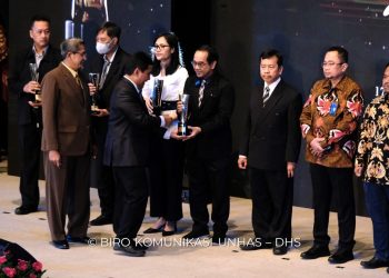 Unhas Terima Anugrah Perak Kategori Organisasi Pendidikan Tinggi SNI Award 2022