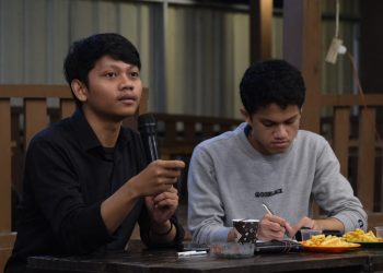 Pemaparan materi oleh Ketua Umum Sema FEB Unhas dalam Bazar dan Diskusi PK Identitas, Sabtu (5/11). IDENTITAS/Otto Aditia