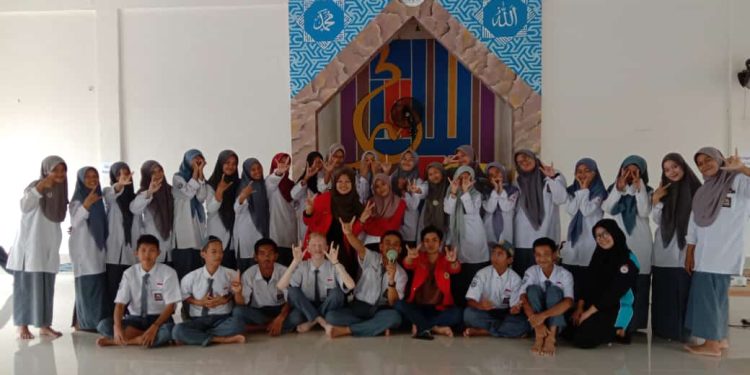 Foto bersama IKAB-KIP Unhas Goes to School di Kabupaten Pangkep, Selasa (8/11). Dokumentasi pribadi