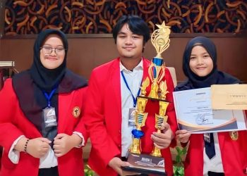 Tim mahasiswa FH Unhas meraih Juara Utama pada Perlombaan esai Ombudsman dan Adu Gagasan Pelayanan Publik antar Mahasiswa Perguruan Tinggi se-Sulawesi Selatan yang dilaksanakan di Hotel D’Maleo Makassar pada (7/11)