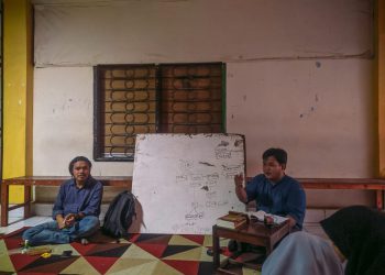 Pemaparan materi oleh Hasbi Otoluwa pada Diskusi BEM KMFIB Unhas, berlangsung di Pelataran BEM FIB KMFIB, Selasa (15/11). IDENTITAS/M. Ridwan