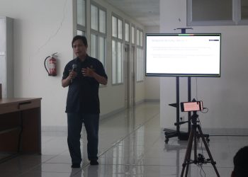 Penyampaian materi oleh lektor kepala departemen teknik elektro pada sosialisasi Science Research Group yang berlangsung di Laboratorium Telematika, Radar dan Satelit, Departemen Teknik Elektro, FT-UH, rabu (16/11). Dokumentasi Pribadi.