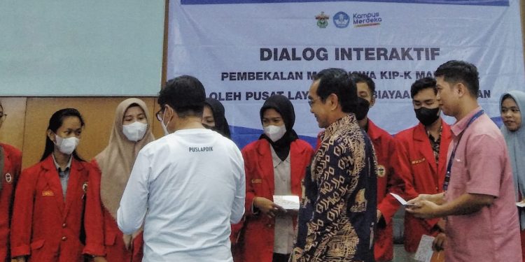 Penyerahan Buku Tabungan dan ATM oleh Kepala Puslapdik didampingi Rektor Unhas kepada Perwakilan Penerima KIP-K 2022, Jumat (25/11) IDENTITAS/Iftita Aspar