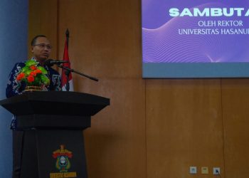 Sambutan dan pembukaan acara oleh Wakil Rektor Bidang Akademik dan Kemahasiswaan, Prof drg Muhammad Ruslin Mkes Phd SpBM K di Gedung Ipteks Unhas, Selasa (13/12). IDENTITAS/ Ridwan