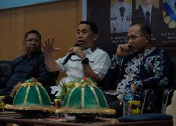 Anggota DPR RI, Ir H Kamrussamad ST MSi saat sedang menjelaskan materinya bertempat di Gedung Ipteks Unhas, Selasa (13/12). IDENTITAS/Ridwan.
