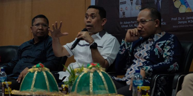 Anggota DPR RI, Ir H Kamrussamad ST MSi saat sedang menjelaskan materinya bertempat di Gedung Ipteks Unhas, Selasa (13/12). IDENTITAS/Ridwan.