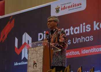Sambutan Sekretaris Unhas Prof Ir Sumbangan Baja M Phil pH pada Malam Ramah Tamah Dies Natalis PK identitas Unhas di Gammara Hotel, Makassar, Sabtu (17/12). IDENTITAS/M Ridwan.