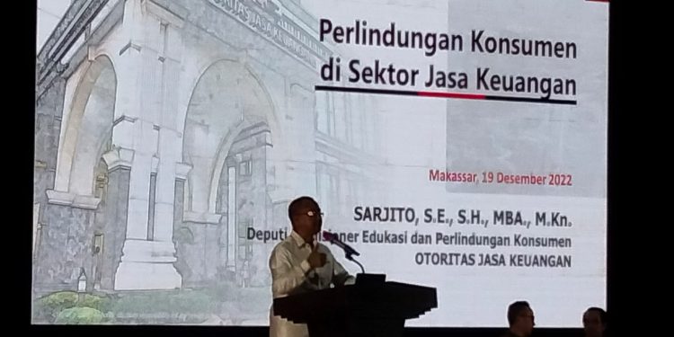 Pemaparan materi oleh Deputi Komisioner Edukasi dan Perlindungan Konsumen, Sarjito SE SH MBA MKn dalam Kuliah Umum, bertempat di Baruga A Pettarani Universitas Hasanuddin, Senin (19/12). IDENTITAS/A. Nursayyidatul Lutfiah