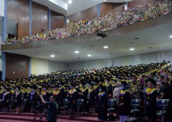 Suasana di Baruga AP Pettarani yang dipenuhi oleh wisudawan dan keluarganya, Selasa (20/12). IDENTITAS/Ridwan