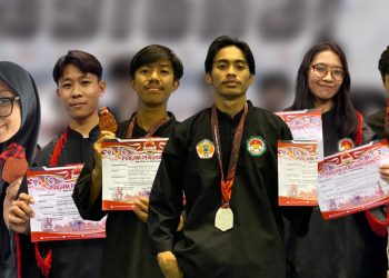 Anggota UKM Pencak Silat Panca Suci FISIP Unhas meraih penghargaan pada kejuaraan tingkat nasional di Makassar, Minggu (25/12). Dokumentasi Pribadi